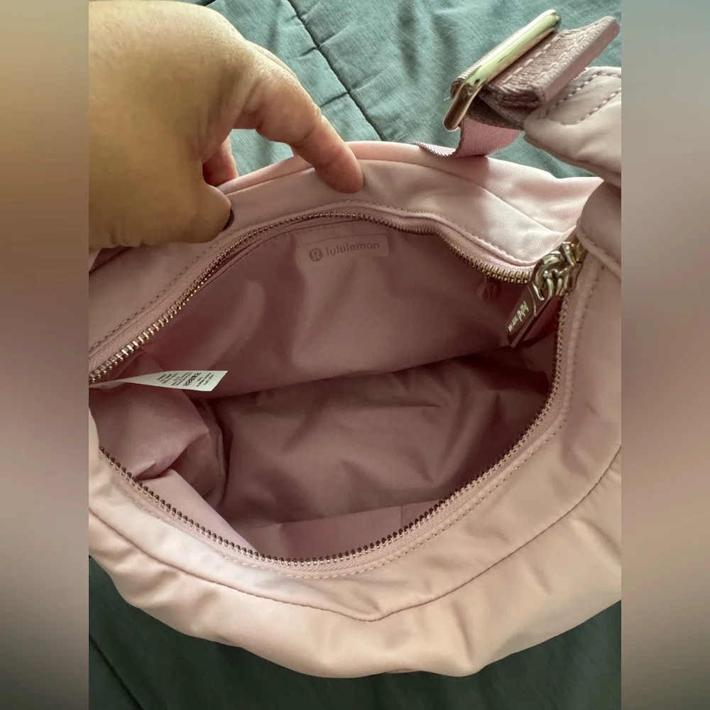 Lululemon City Essentials Shoulder Bag 4L - Picture 2 of 6